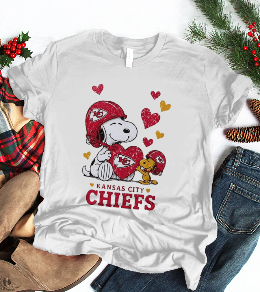 Kansas City Chiefs Peanuts Snoopy Hearts And Laughter T-Shirt