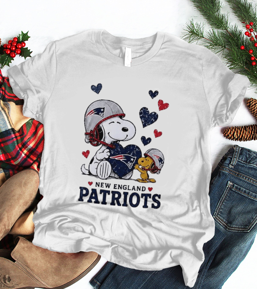 New England Patriots Peanuts Snoopy Woodstock Heart Helmets T-Shirt