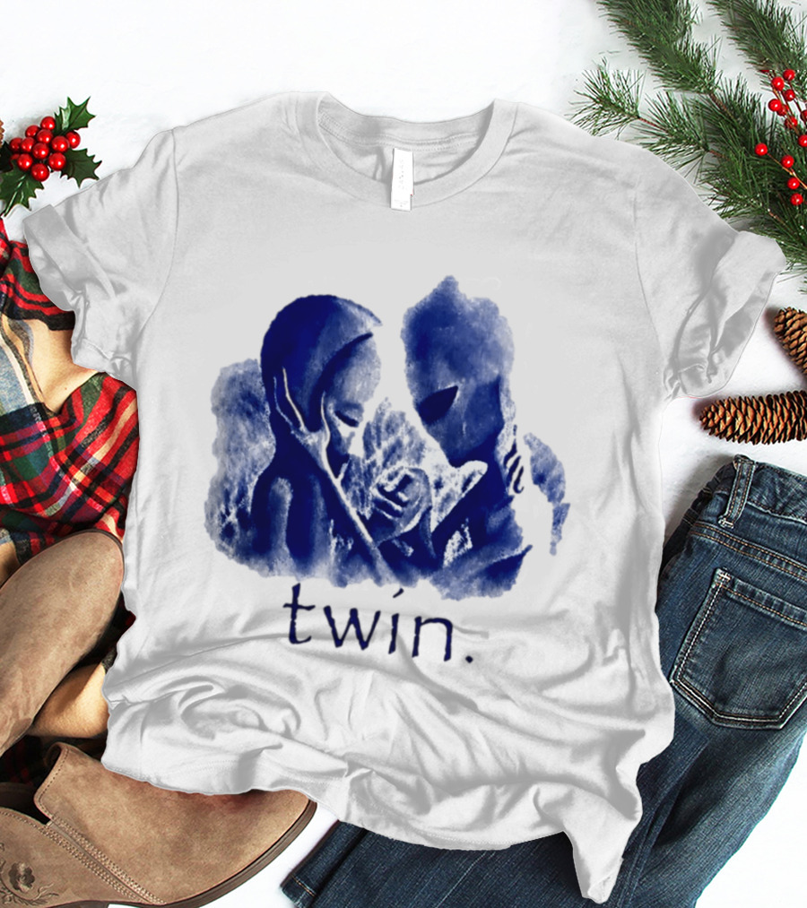 Twin Alien Extraterrestrial Sci Fi Embrace T-Shirt