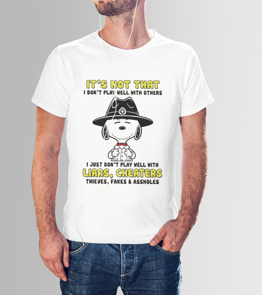 Snoopy It's Not That I Don't Play Well With Others Just Don't Play Well With Liars Cheaters Thieves Fakes & Assholes T-Shirt