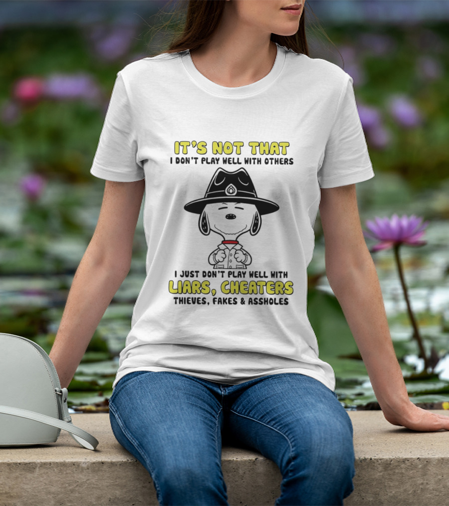 Snoopy It's Not That I Don't Play Well With Others Just Don't Play Well With Liars Cheaters Thieves Fakes & Assholes T-Shirt