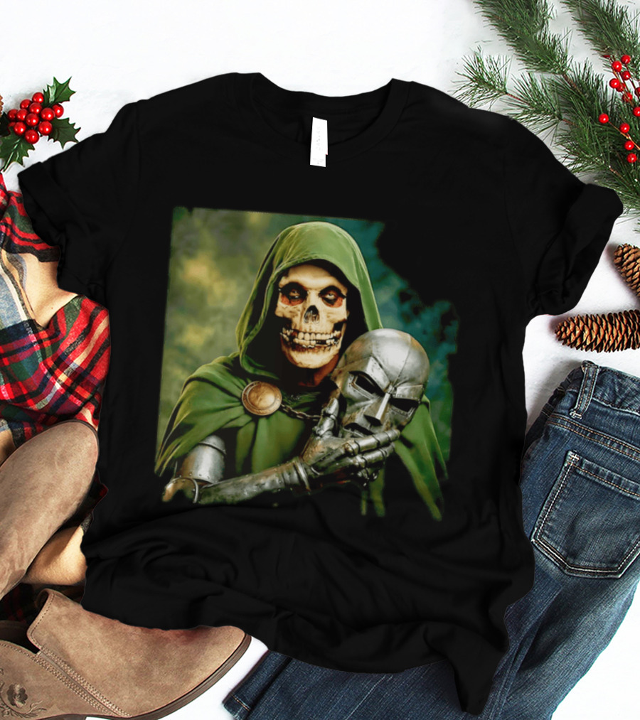 Doctor Doom Skull Face Holding Mask Supervillain Marvel T-Shirt