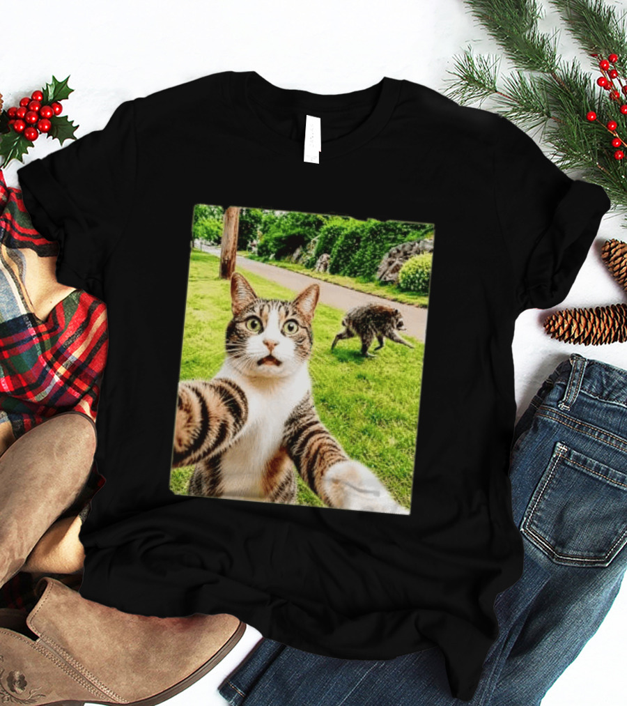Shocked Face Tabby Cat Taking Selfie With Running Raccoon On Lawn Road T-Shirt