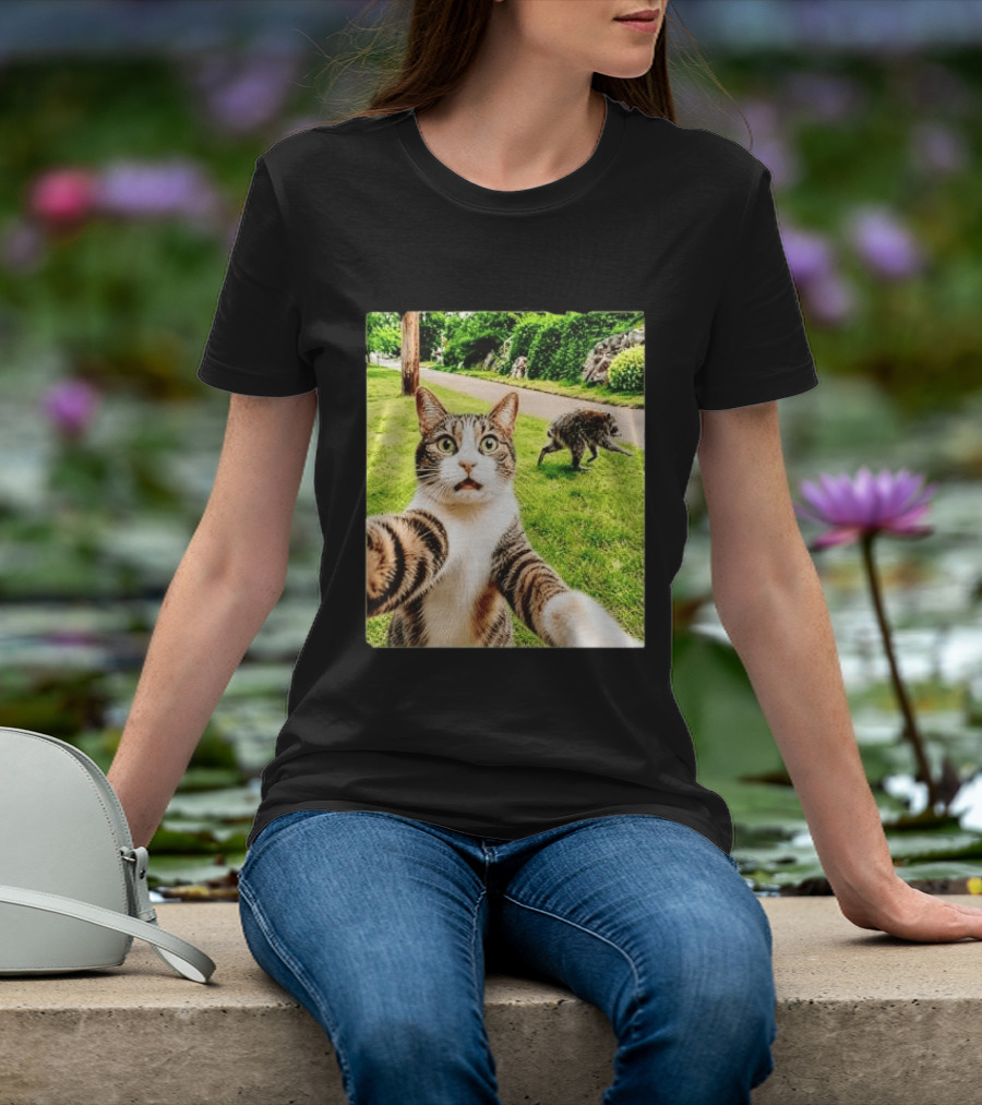 Shocked Face Tabby Cat Taking Selfie With Running Raccoon On Lawn Road T-Shirt