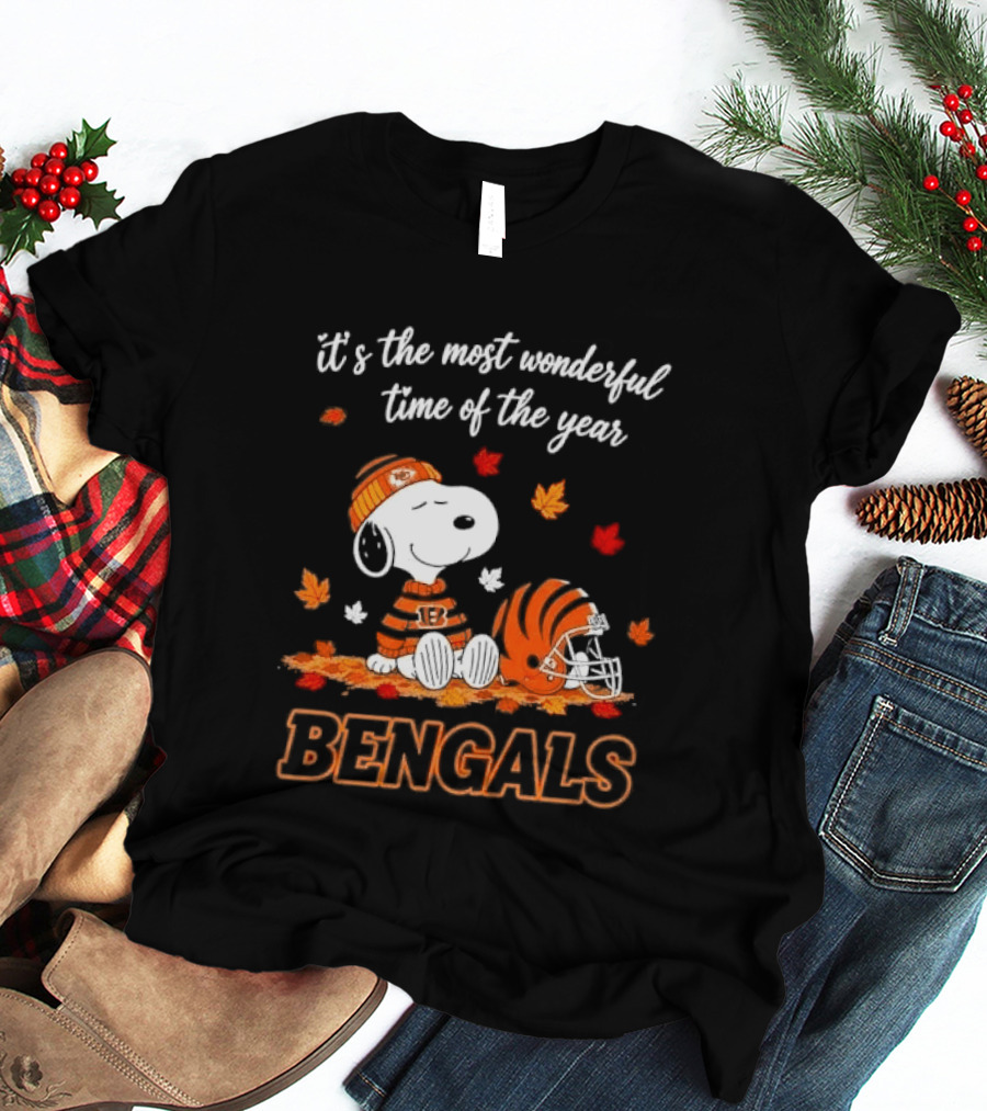 It's The Most Wonderful Time Of The Year Snoopy Bengals Leaves Helmet T-Shirt