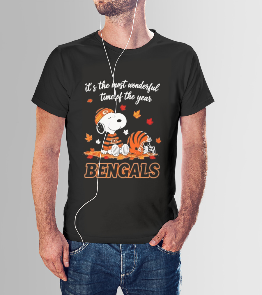 It's The Most Wonderful Time Of The Year Snoopy Bengals Leaves Helmet T-Shirt