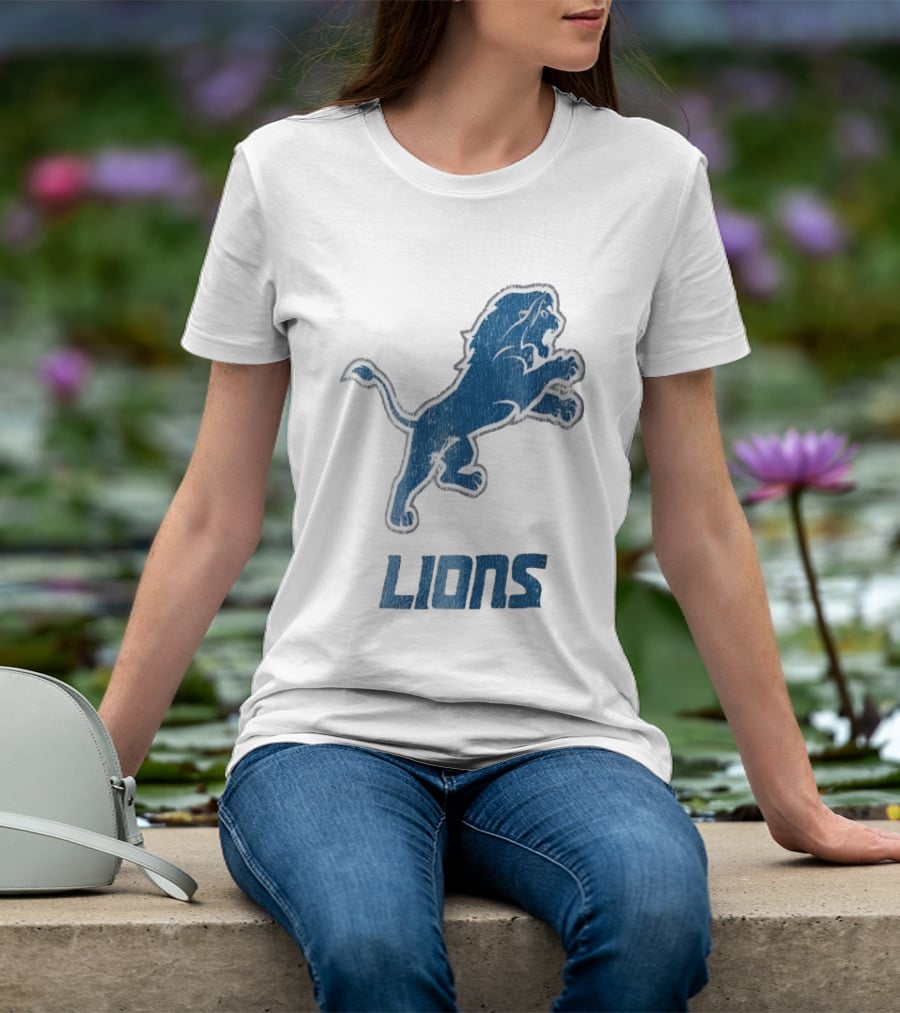 Detroit Lions Distressed Blue Leaping Lion Vintage Team Spirit T-Shirt