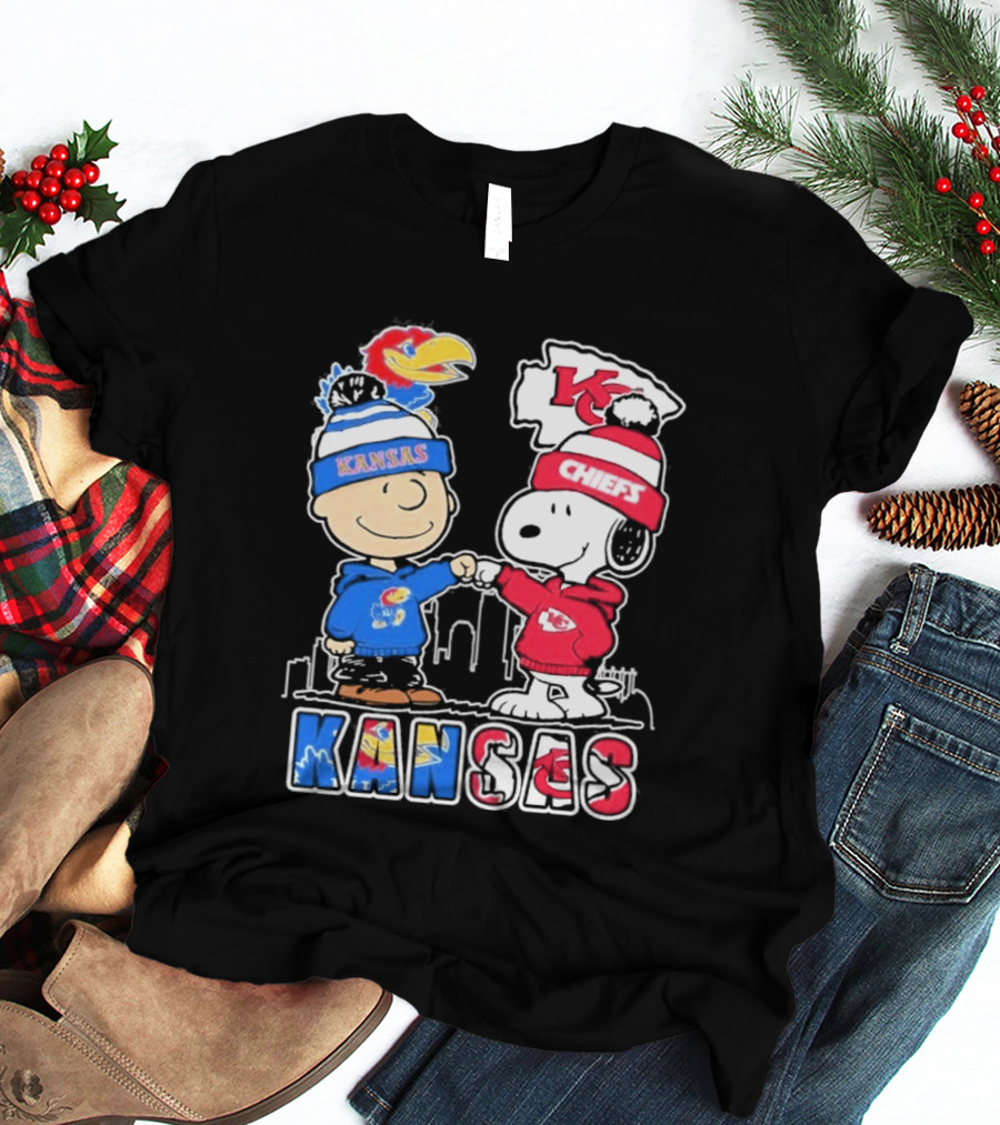 Kansas Jayhawks Kansas City Chiefs Peanuts Christmas 2025 Snoopy And Woodstock Fist Bump T-Shirt