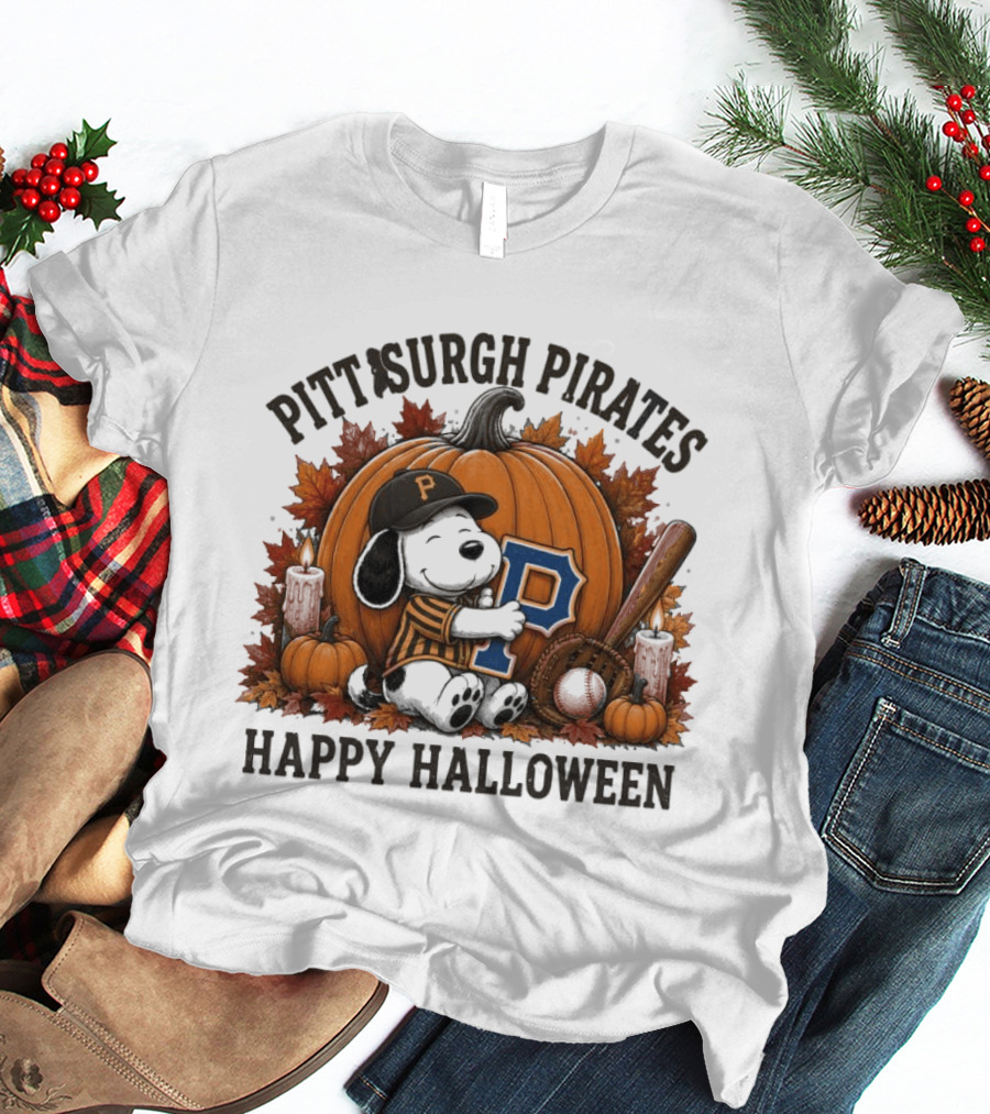 Pittsburgh Pirates Halloween Snoopy Hugging P With Pumpkin And Candles T-Shirt