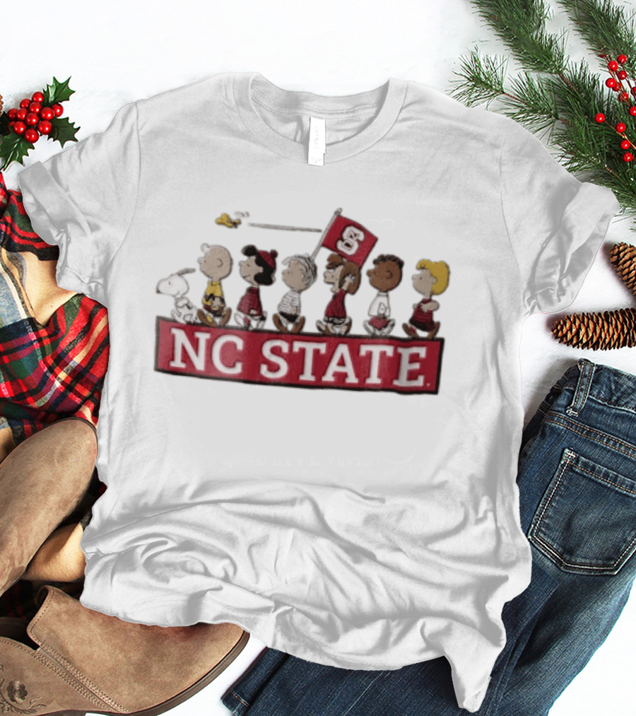 NC State University Peanuts Characters Walking With Flag 2006 Snoopy Woodstock Charlie Brown Lucy Linus Peppermint Patty Franklin T-Shirt
