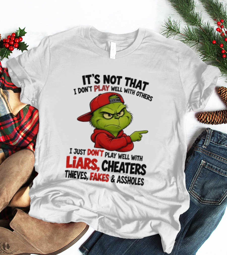 Grinch It's Not That I Don't Play Well With Others I Just Don't Play Well With Liars Cheaters Thieves Fakes & Assholes T-Shirt