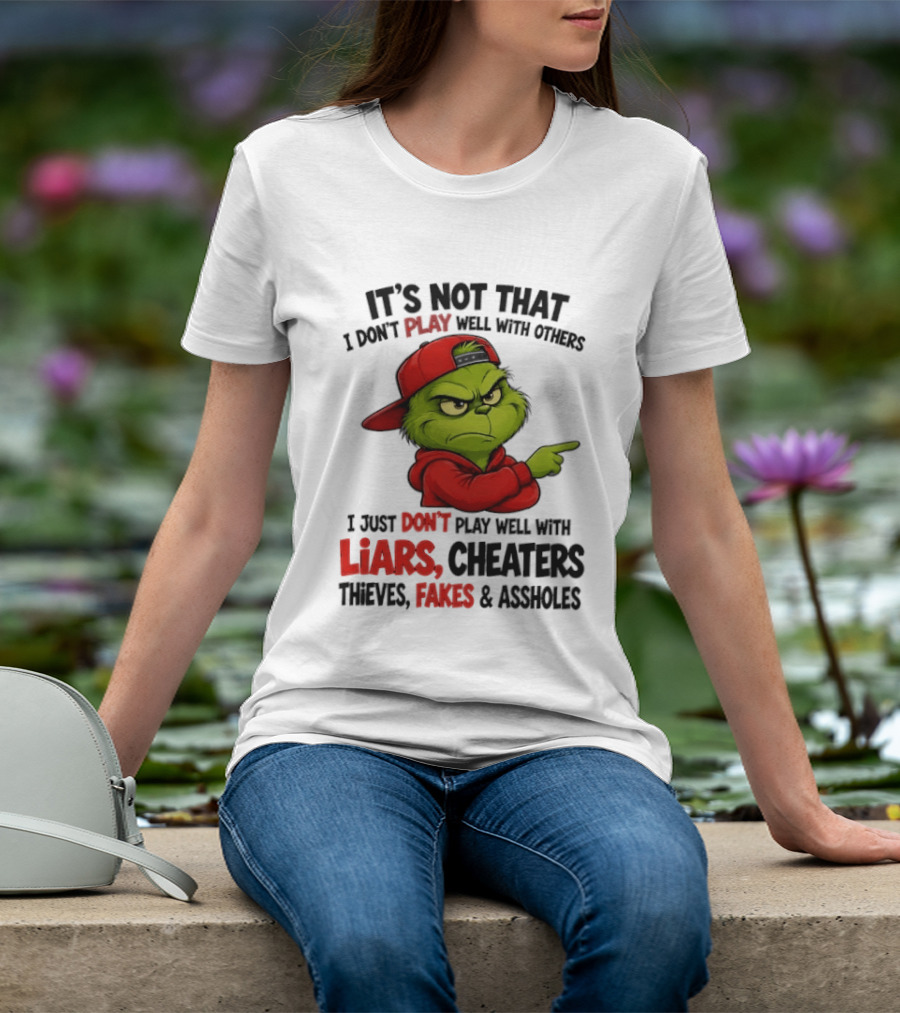 Grinch It's Not That I Don't Play Well With Others I Just Don't Play Well With Liars Cheaters Thieves Fakes & Assholes T-Shirt