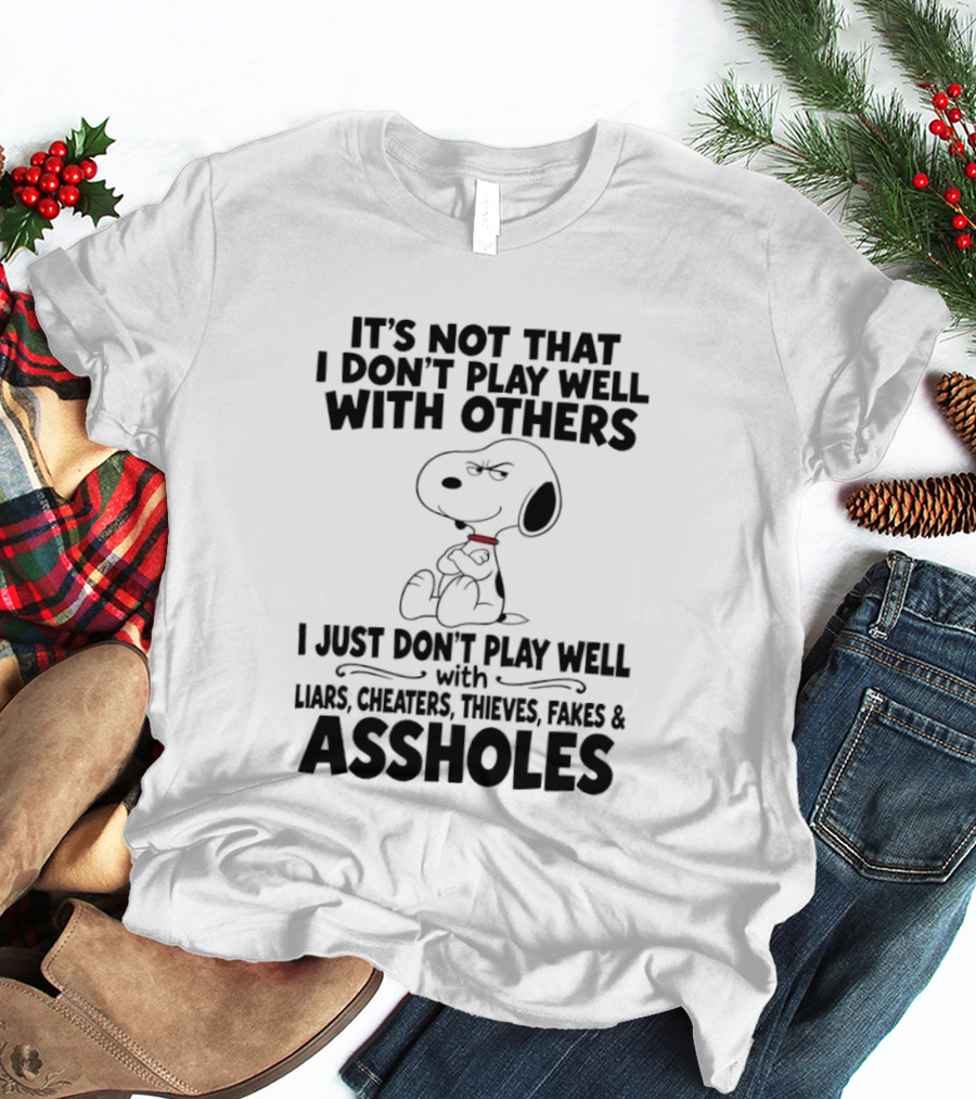 Snoopy It's Not That I Don't Play Well With Others I Just Don't Play Well With Liars Cheaters Thieves Fakes And Assholes T-Shirt