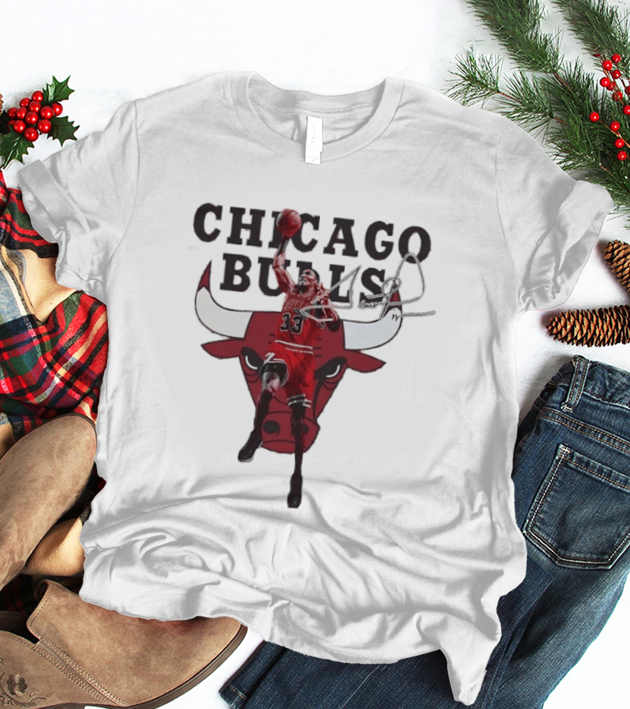 Scottie Pippen 33 Chicago Bulls Jumping Dunk Iconic Bulls T-Shirt