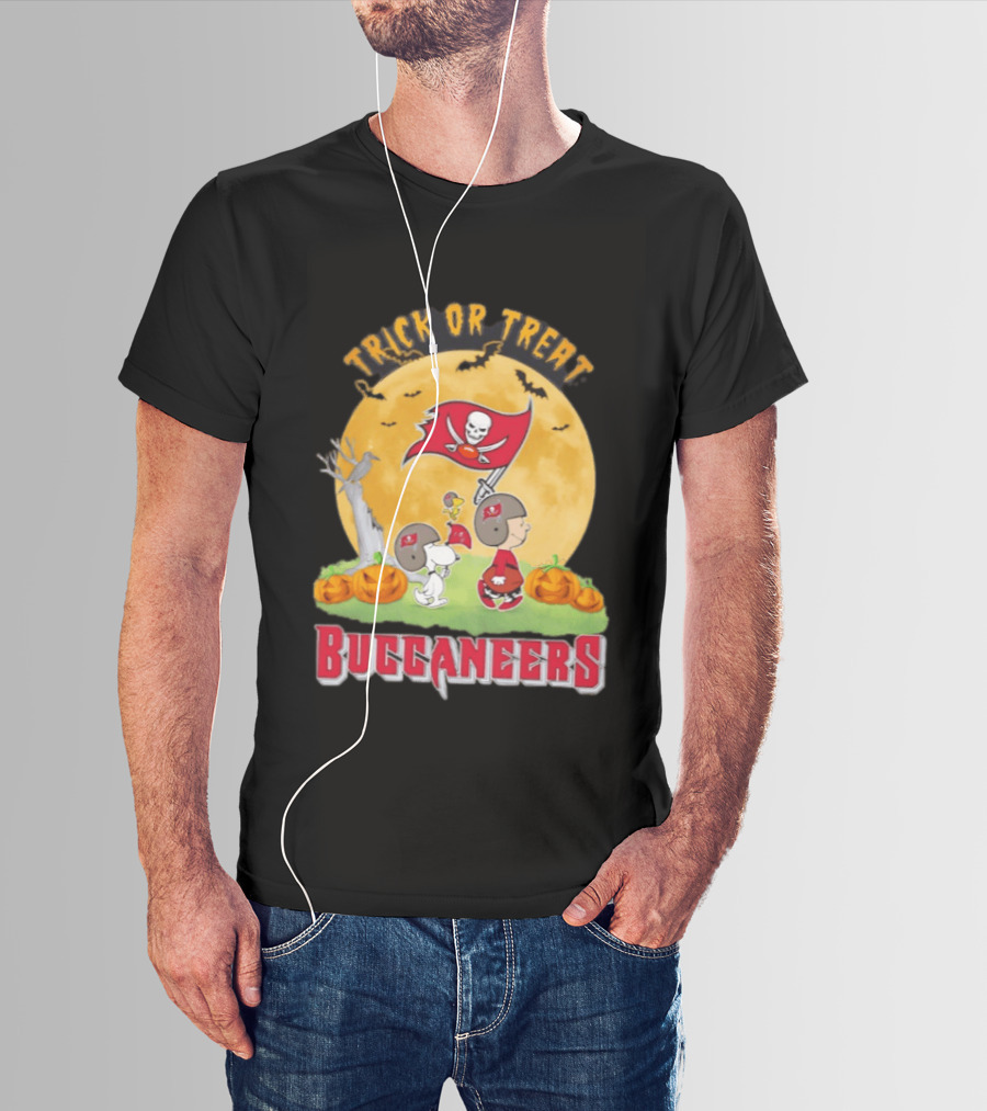 Tampa Bay Buccaneers Peanuts Trick Or Treat Halloween Moon Pumpkins T-Shirt