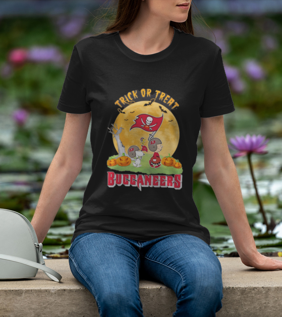 Tampa Bay Buccaneers Peanuts Trick Or Treat Halloween Moon Pumpkins T-Shirt