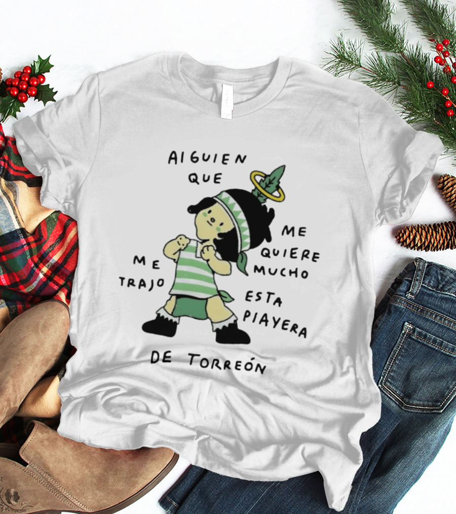 Alguien Que Me Quiere Mucho Me Trajo Esta Playera De Torreón Estilo Caricatura Niño Deportista Verde T-Shirt