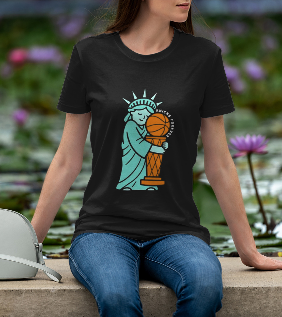Statue Of Liberty Hug Larry O'Brien Trophy Knicks Forever T-Shirt
