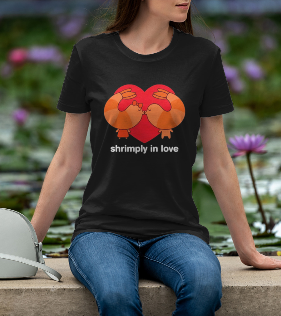 Shrimply In Love Cute Couple Valentine's Pun With Heart And Kissing Shrimps T-Shirt