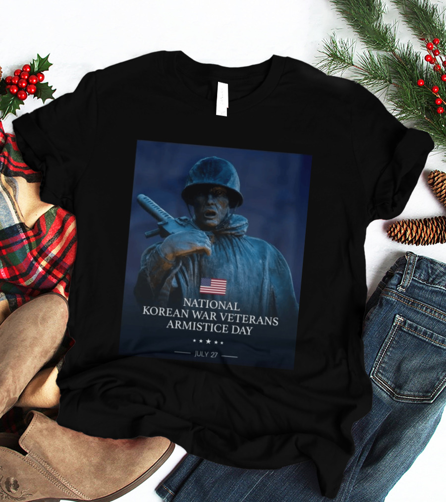 National Korean War Veterans Armistice Day July 27 Soldier Statue Display With American Flag T-Shirt