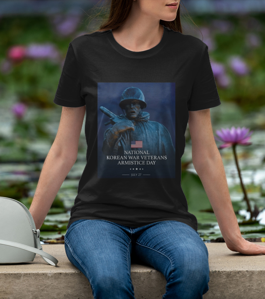 National Korean War Veterans Armistice Day July 27 Soldier Statue Display With American Flag T-Shirt
