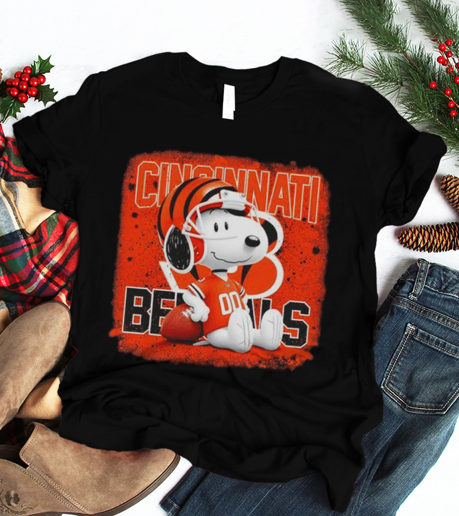 Cincinnati Bengals Snoopy 00 Football Helmet T-Shirt