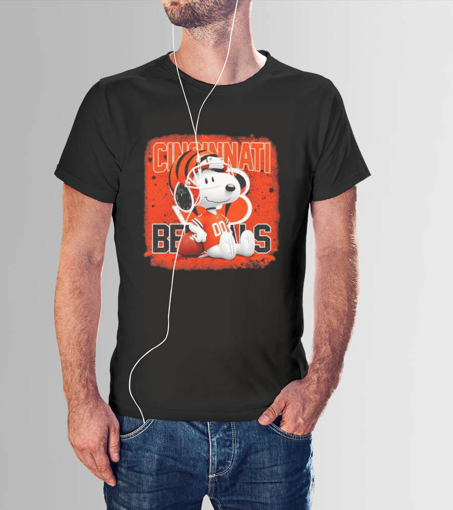 Cincinnati Bengals Snoopy 00 Football Helmet T-Shirt