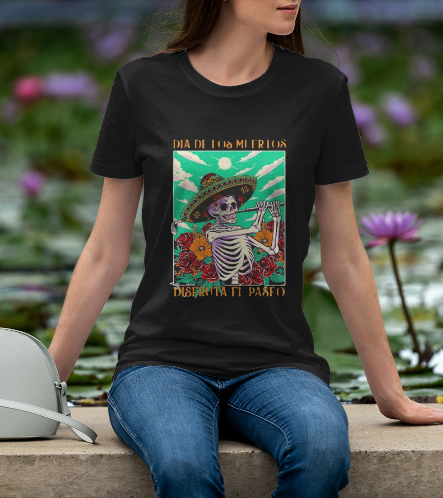Calavera Golfer Día De Los Muertos Sombrero Flores Disfruta El Paseo T-Shirt
