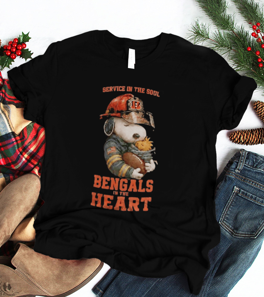 Service In The Soul Bengals In The Heart Snoopy Cincinnati Bengals Firefighter Hugging Woodstock T-Shirt