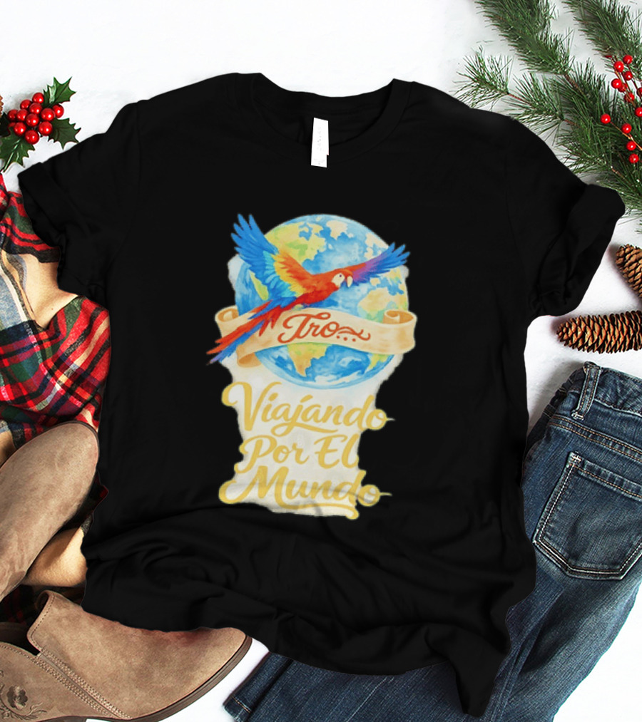 Tro Macaw Flying Across Globe Viaje Por El Mundo T-Shirt