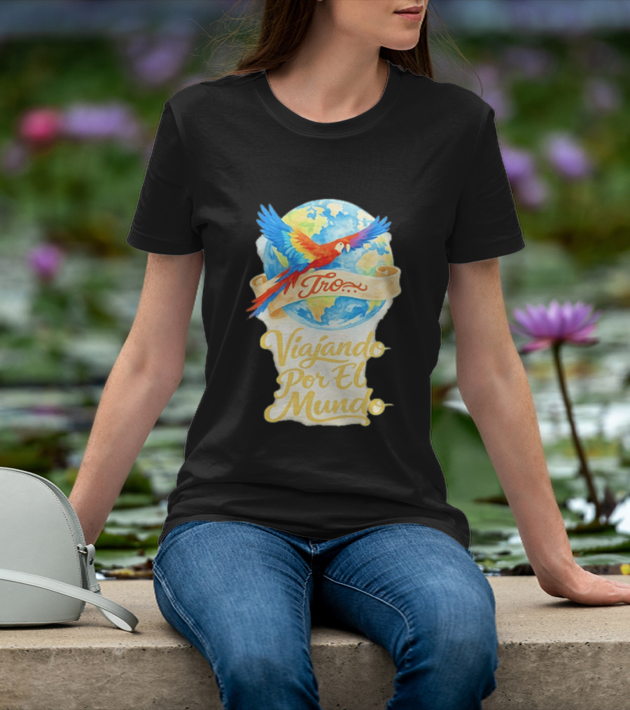 Tro Macaw Flying Across Globe Viaje Por El Mundo T-Shirt