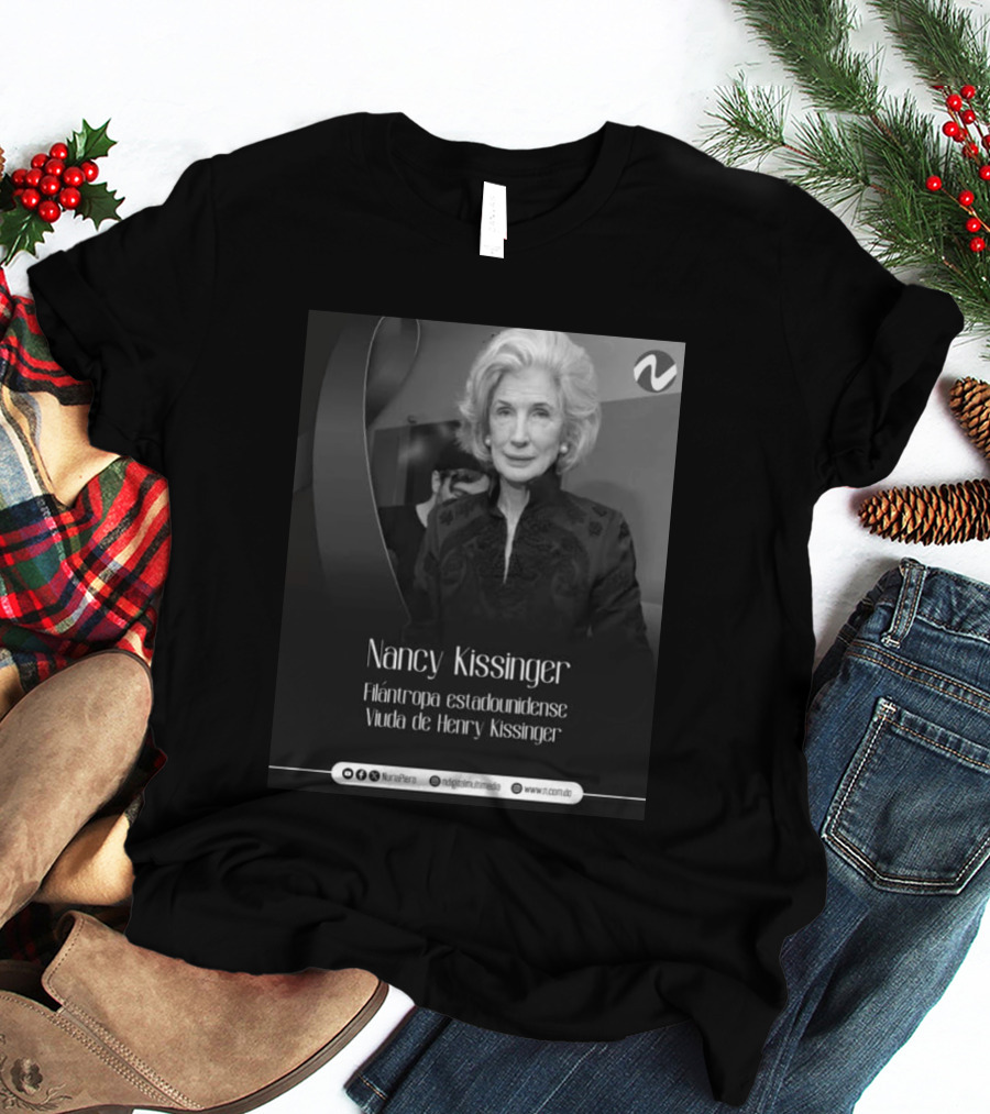 Nancy Kissinger Filántropa Estadounidense Viuda De Henry Kissinger Nuria Piera T-Shirt