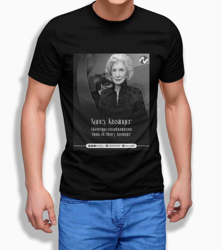 Nancy Kissinger Filántropa Estadounidense Viuda De Henry Kissinger Nuria Piera T-Shirt