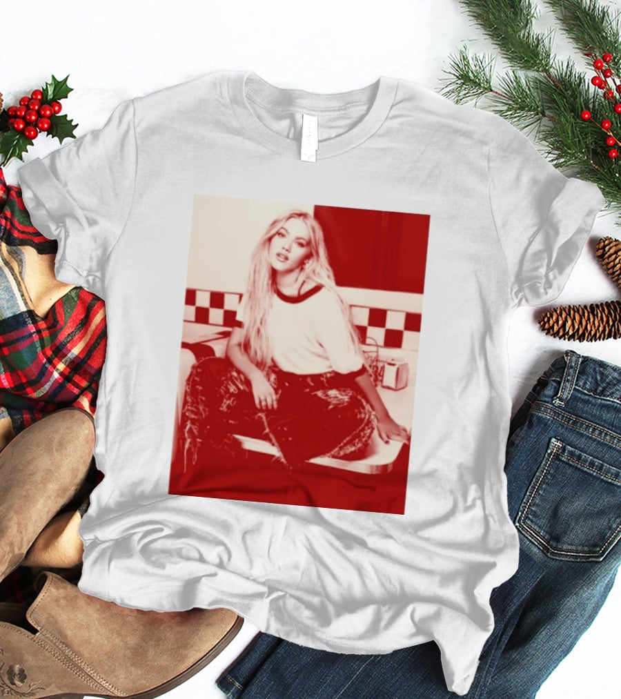 Freya Skye Store Bad Taste Photo Retro Vibe Outfit With Distressed Jeans And Casual Raglan Top In Diner Setting T-Shirt