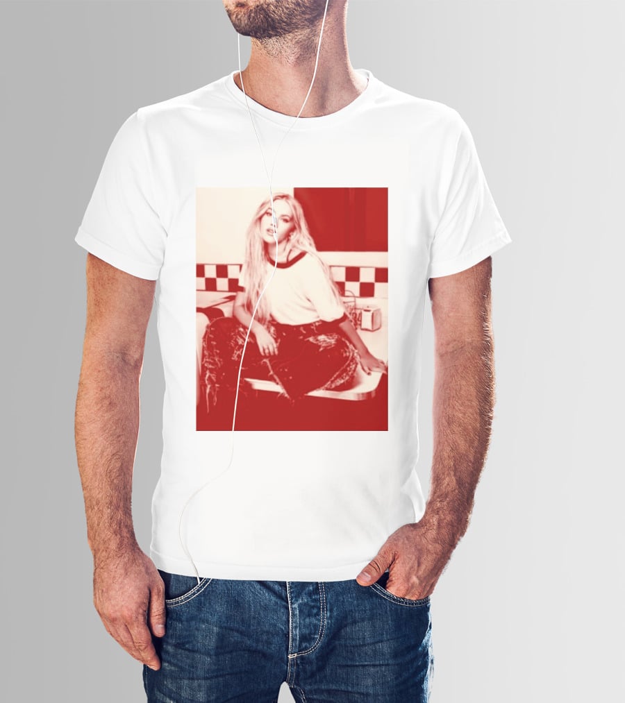 Freya Skye Store Bad Taste Photo Retro Vibe Outfit With Distressed Jeans And Casual Raglan Top In Diner Setting T-Shirt