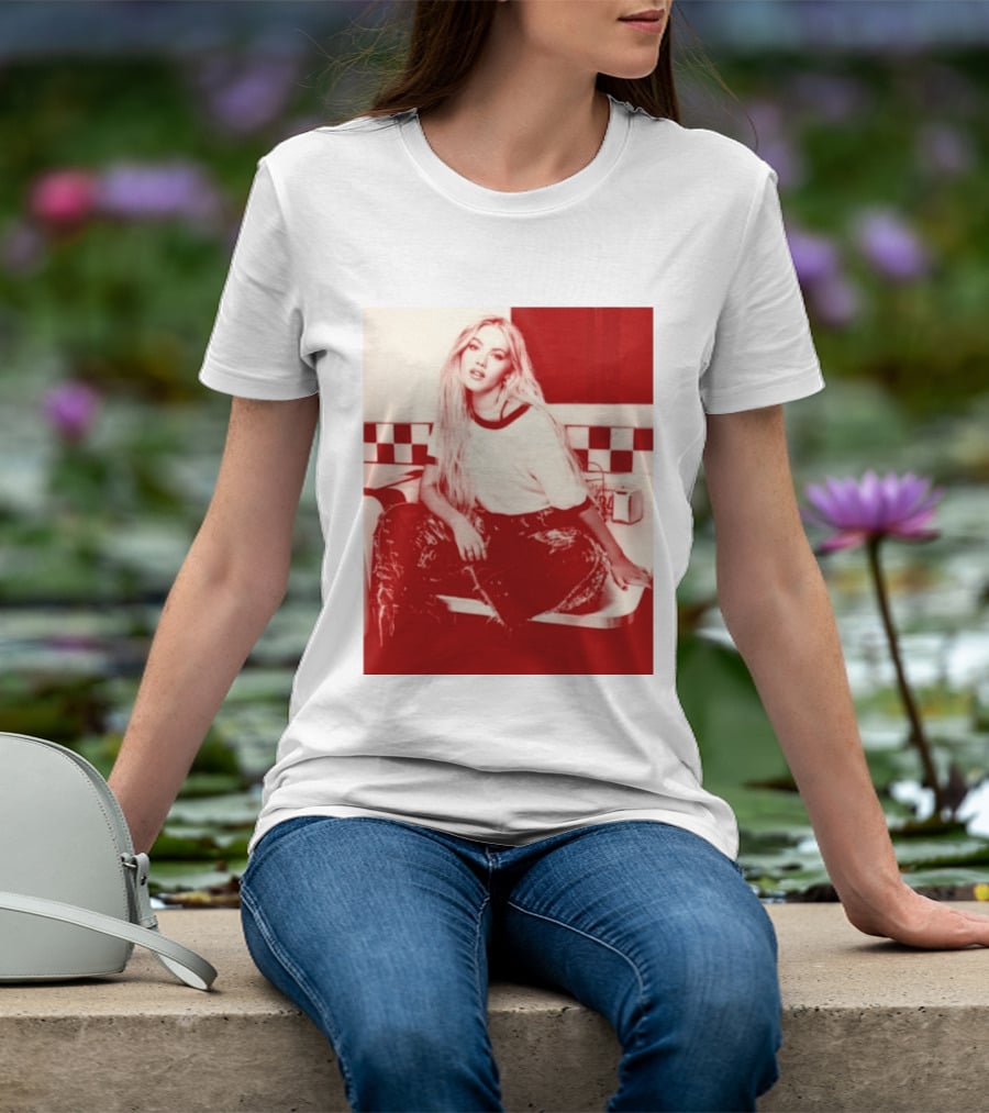 Freya Skye Store Bad Taste Photo Retro Vibe Outfit With Distressed Jeans And Casual Raglan Top In Diner Setting T-Shirt