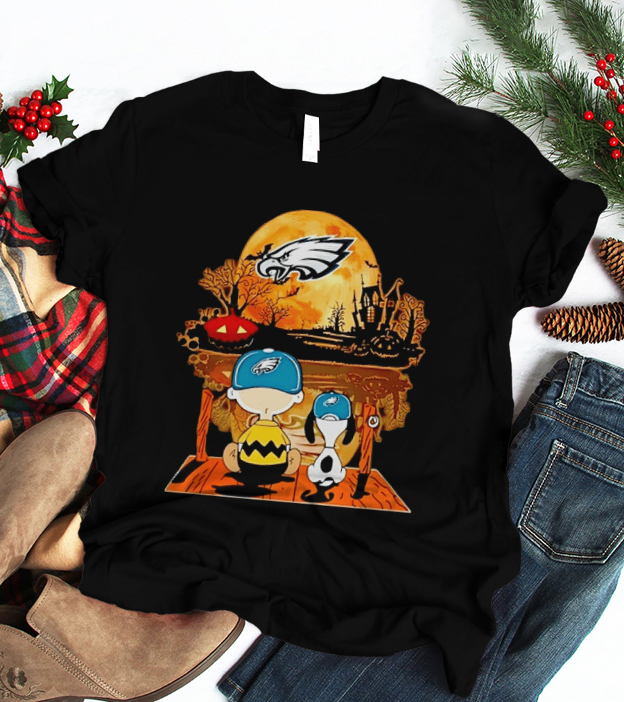 Philadelphia Eagles Halloween Charlie Brown And Snoopy Sitting With Pumpkin And Haunted House T-Shirt