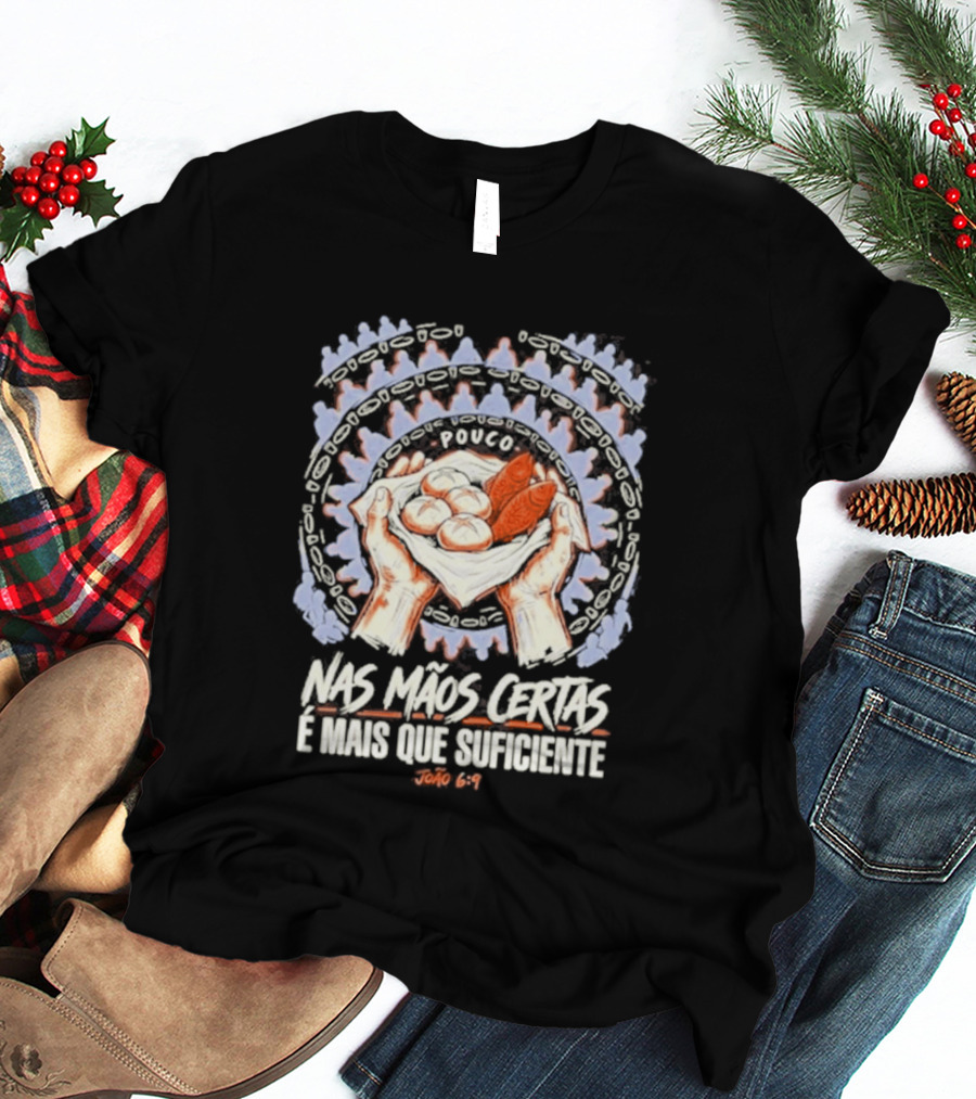 Nas Mãos Certas É Mais Que Suficiente João 6 9 Mãos Segurando Pão E Peixe T-Shirt