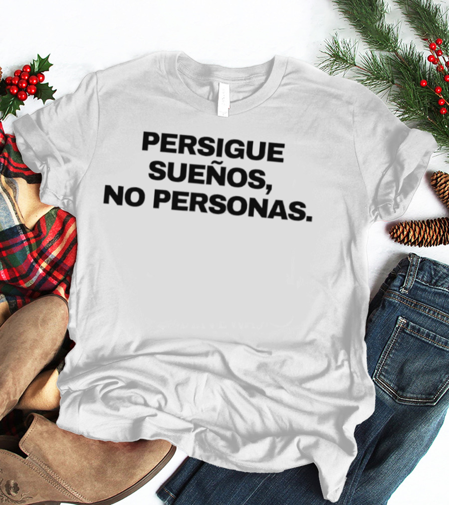 Persigue Sueños No Personas Motivational Spanish Phrase Chase Dreams T-Shirt