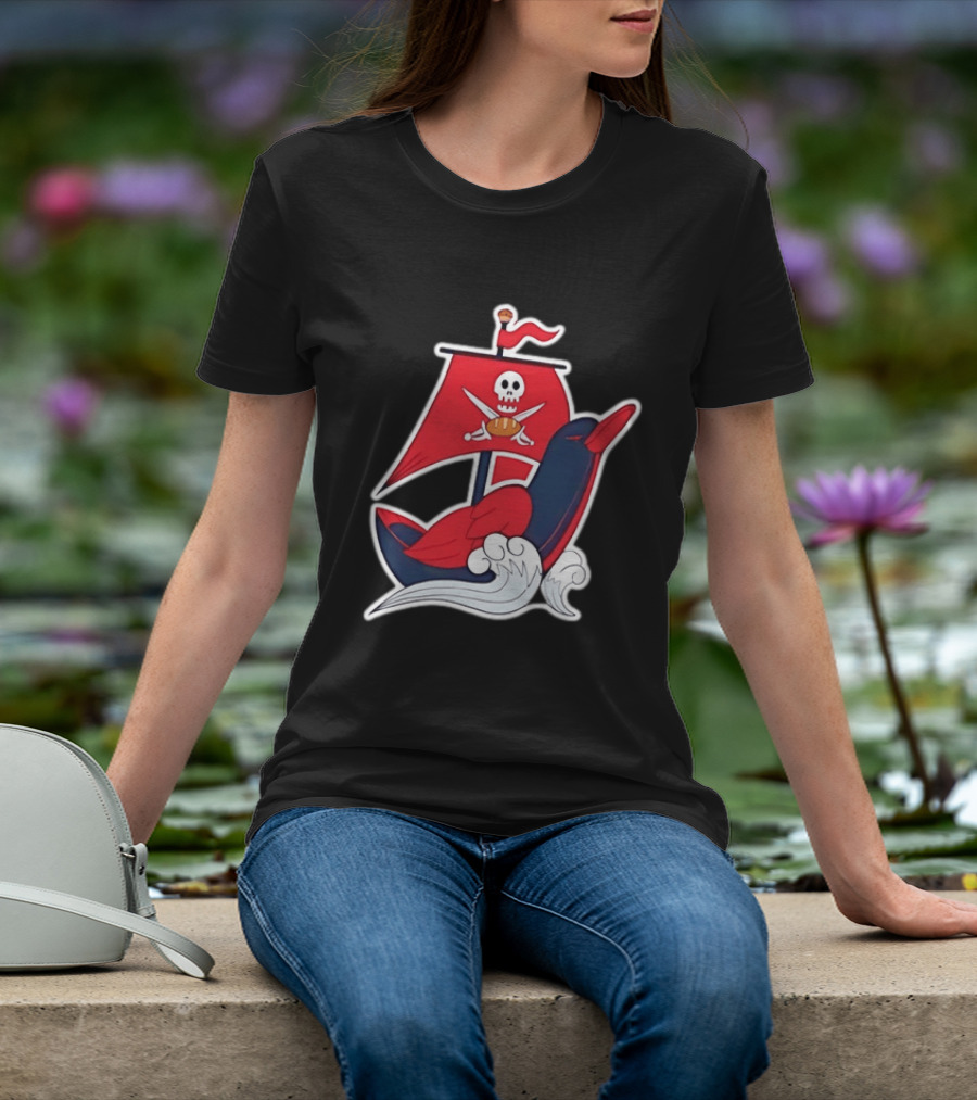 Tampa Bay Buccaneers Pirate Ship Football Skull Crossed Swords Sails T-Shirt
