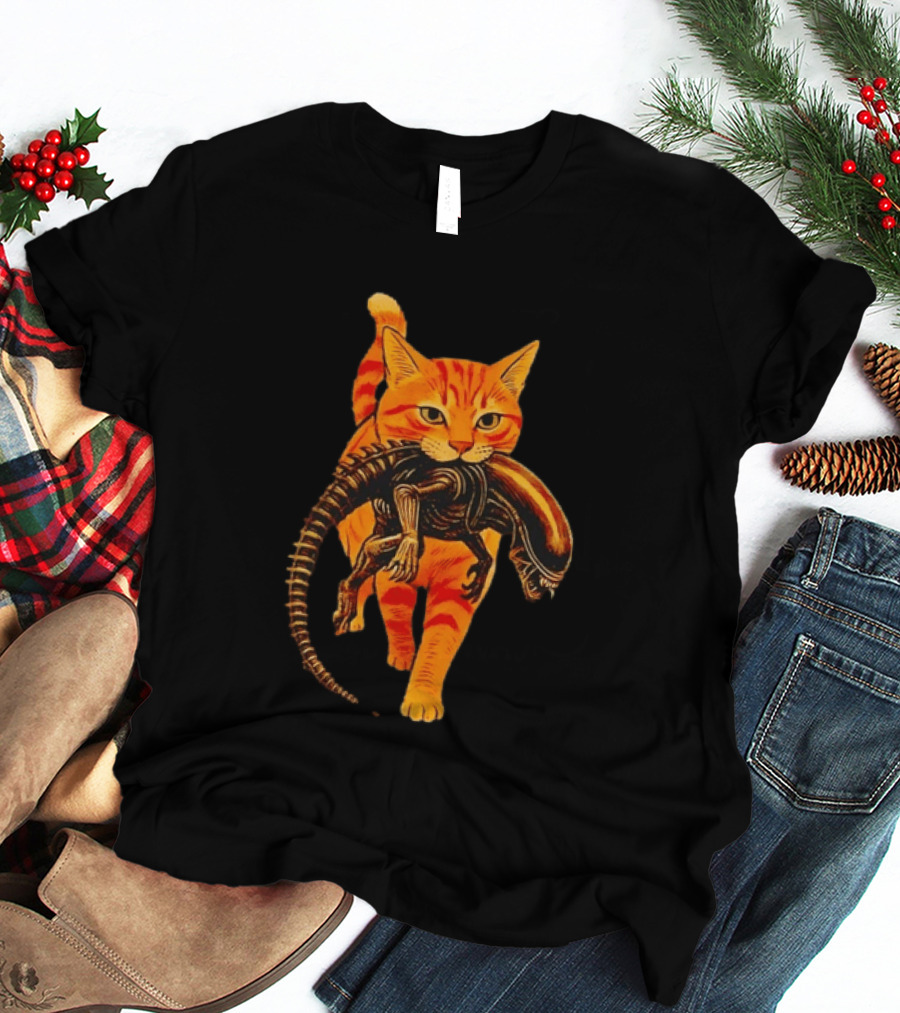 Orange Tabby Cat Holding Alien Xenomorph Iconic Fusion T-Shirt