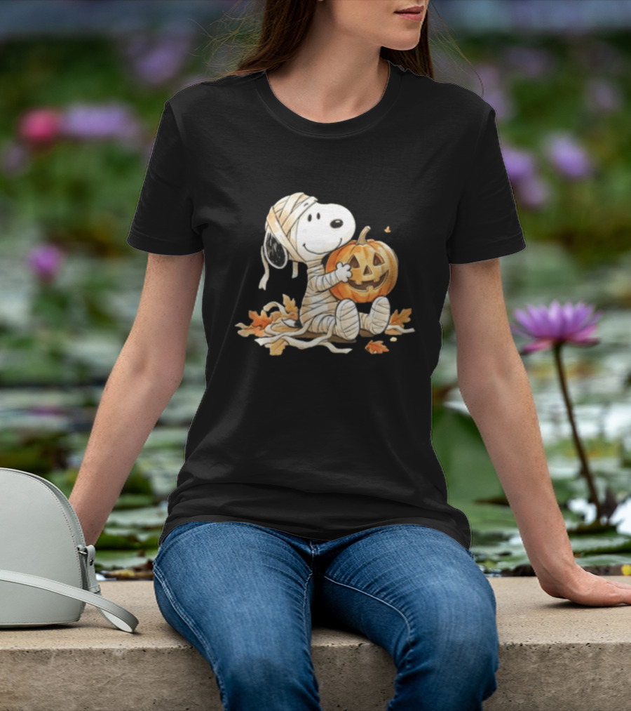 Mummy Snoopy Holding Jack O Lantern Halloween Peanuts Cartoon T-Shirt