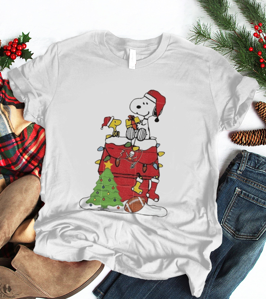 Snoopy Merry Christmas Tampa Bay Buccaneers 2026 Football Holiday Peanuts Santa Hat T-Shirt