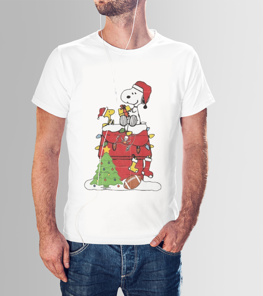 Snoopy Merry Christmas Tampa Bay Buccaneers 2026 Football Holiday Peanuts Santa Hat T-Shirt