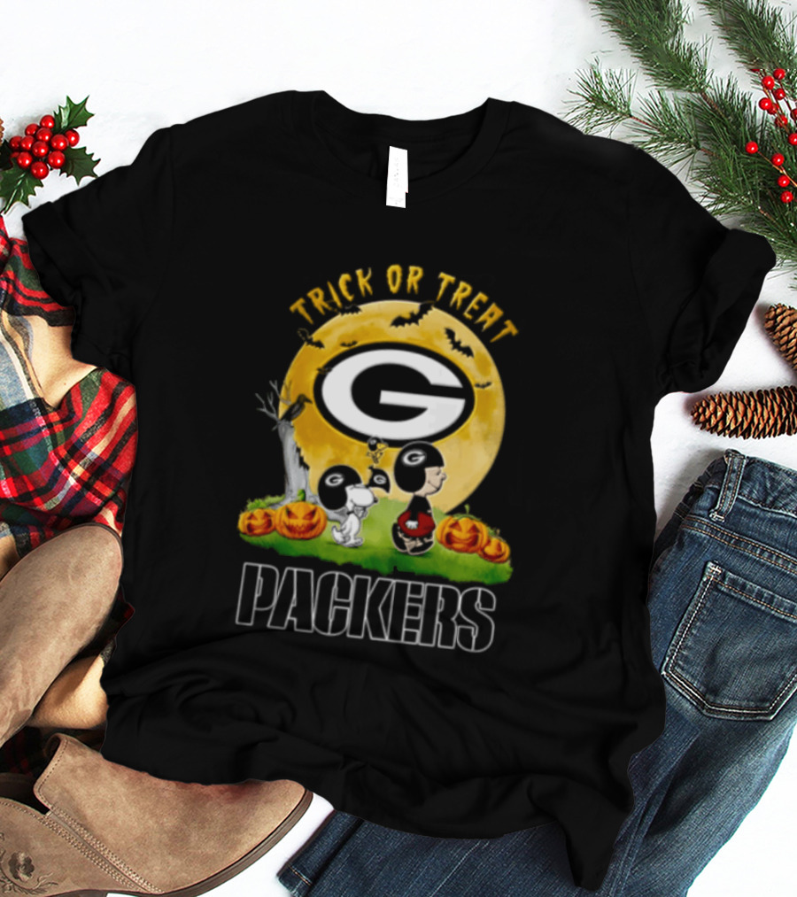 Green Bay Packers Trick Or Treat Charlie Brown Snoopy Pumpkins Moon T-Shirt