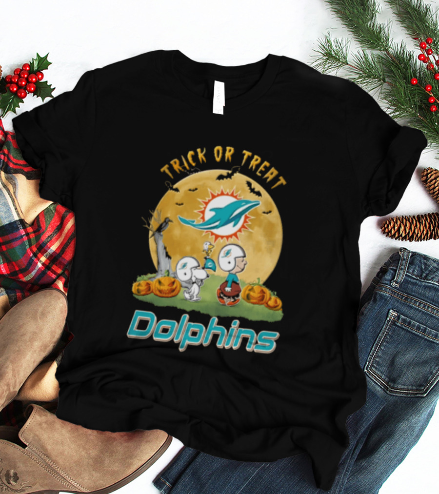 Miami Dolphins Trick Or Treat Charlie Brown Snoopy Full Moon Pumpkins T-Shirt