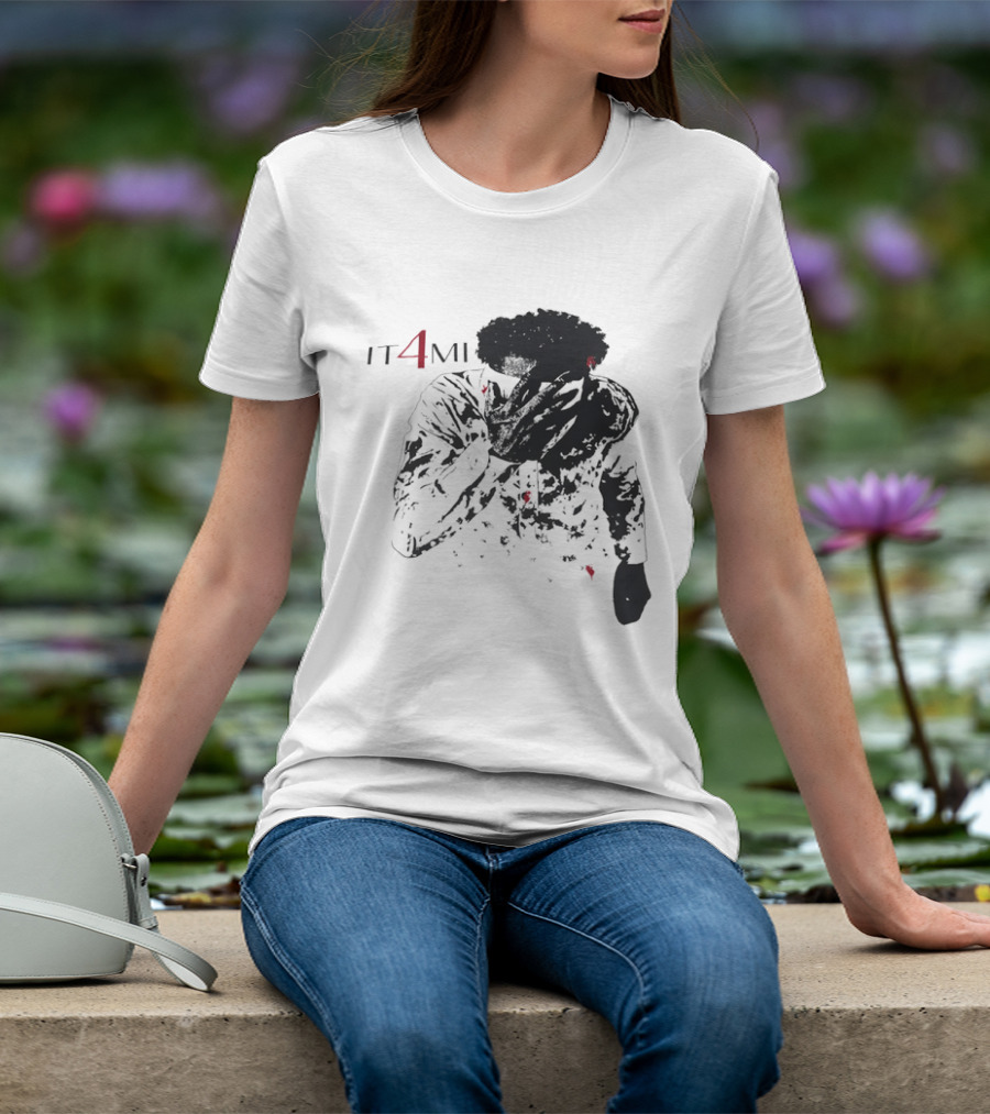 IT 4 MI Character Holding Face Visual T-Shirt