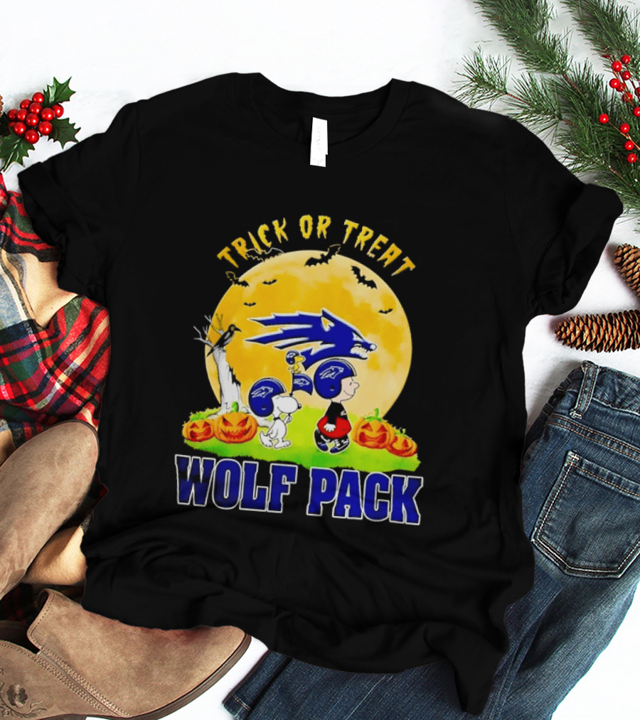 Nevada Wolf Pack Trick Or Treat Halloween With Snoopy Charlie Brown And Pumpkins T-Shirt