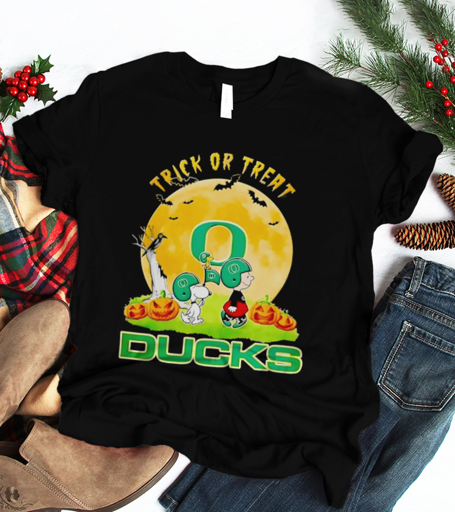 Oregon Ducks Charlie Brown Snoopy Halloween Trick Or Treat T-Shirt