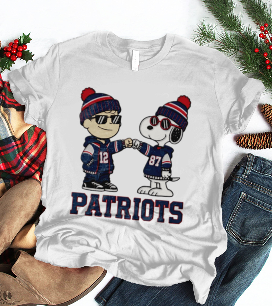 New England Patriots Charlie Brown Snoopy 12 87 Fan Gear T-Shirt